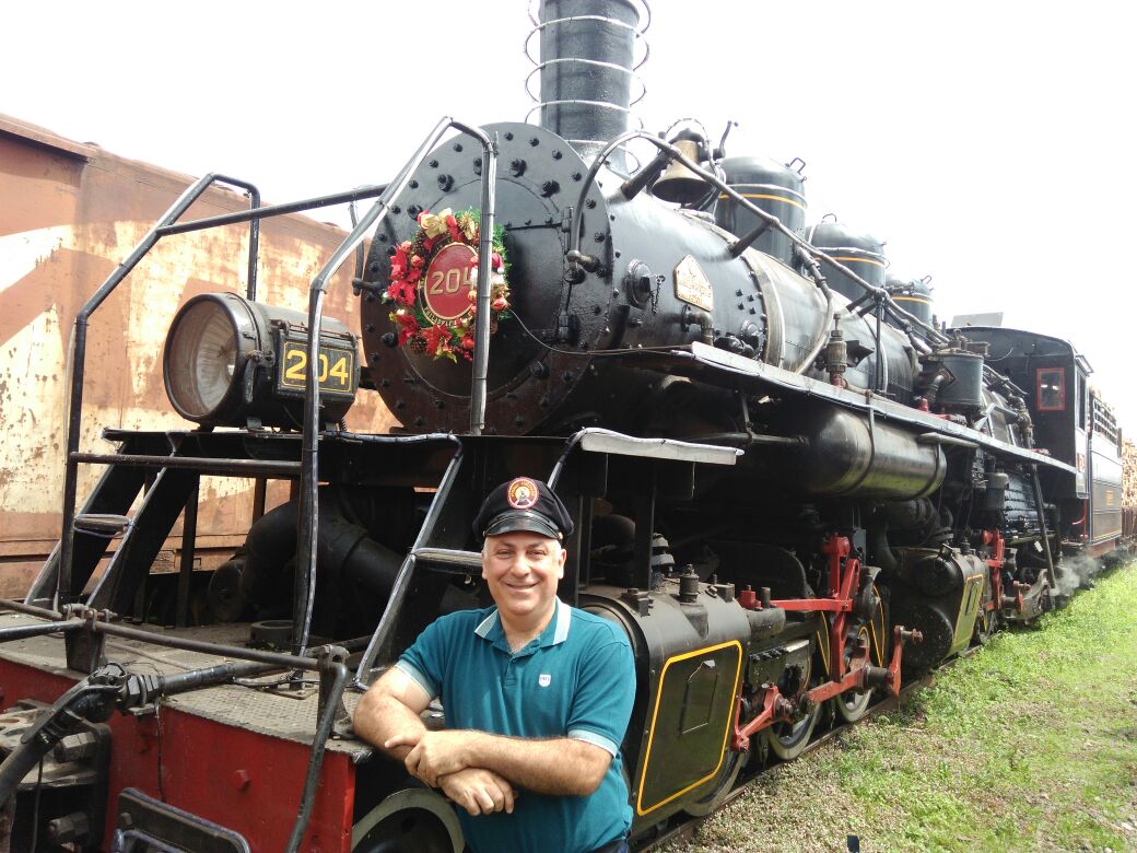 marcio assad enconstado na locomotiva maria fumaça